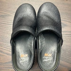 Dansko XP 2.0 Black Etched Leather Mules Size 38 (7.5-8 US)